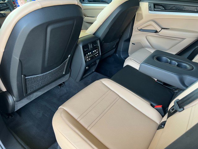 Used 2024 Porsche Cayenne Coupe image 36