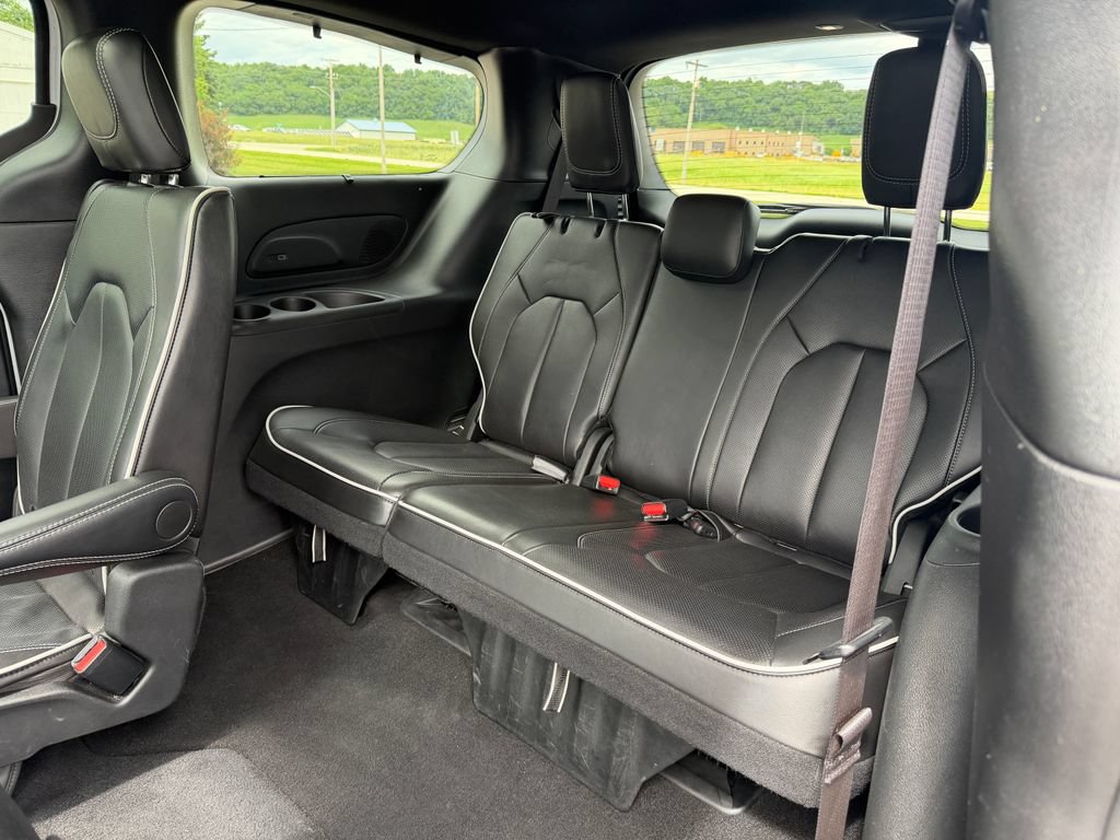 Used 2025 Chrysler Pacifica Limited FWD image 34