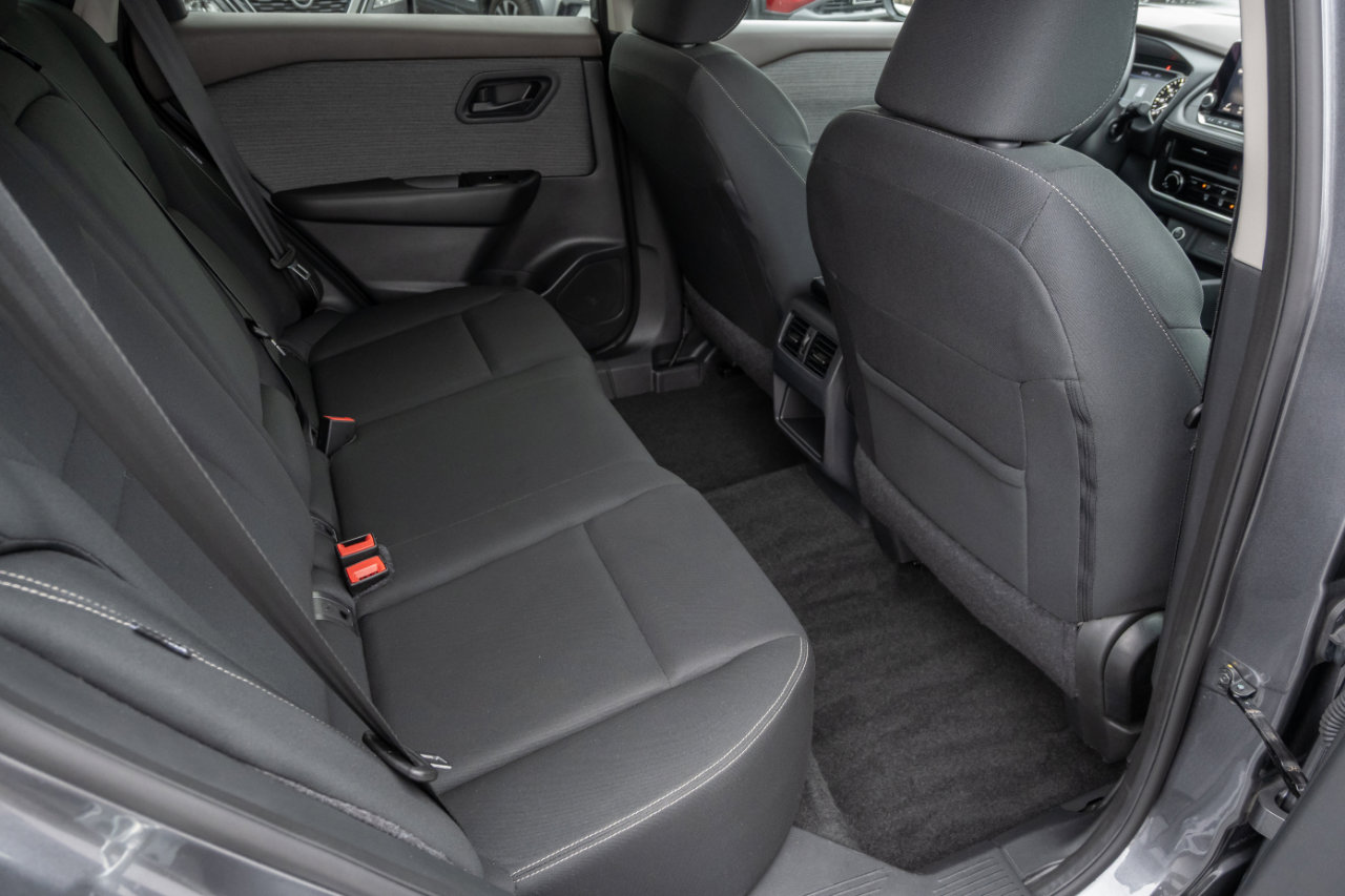 Used 2023 Nissan Rogue S image 31