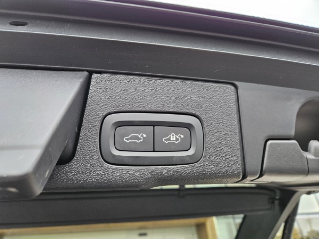 Used 2024 Volvo XC60 B5 Plus w/ Protection Package Premier AWD/4WD image 13