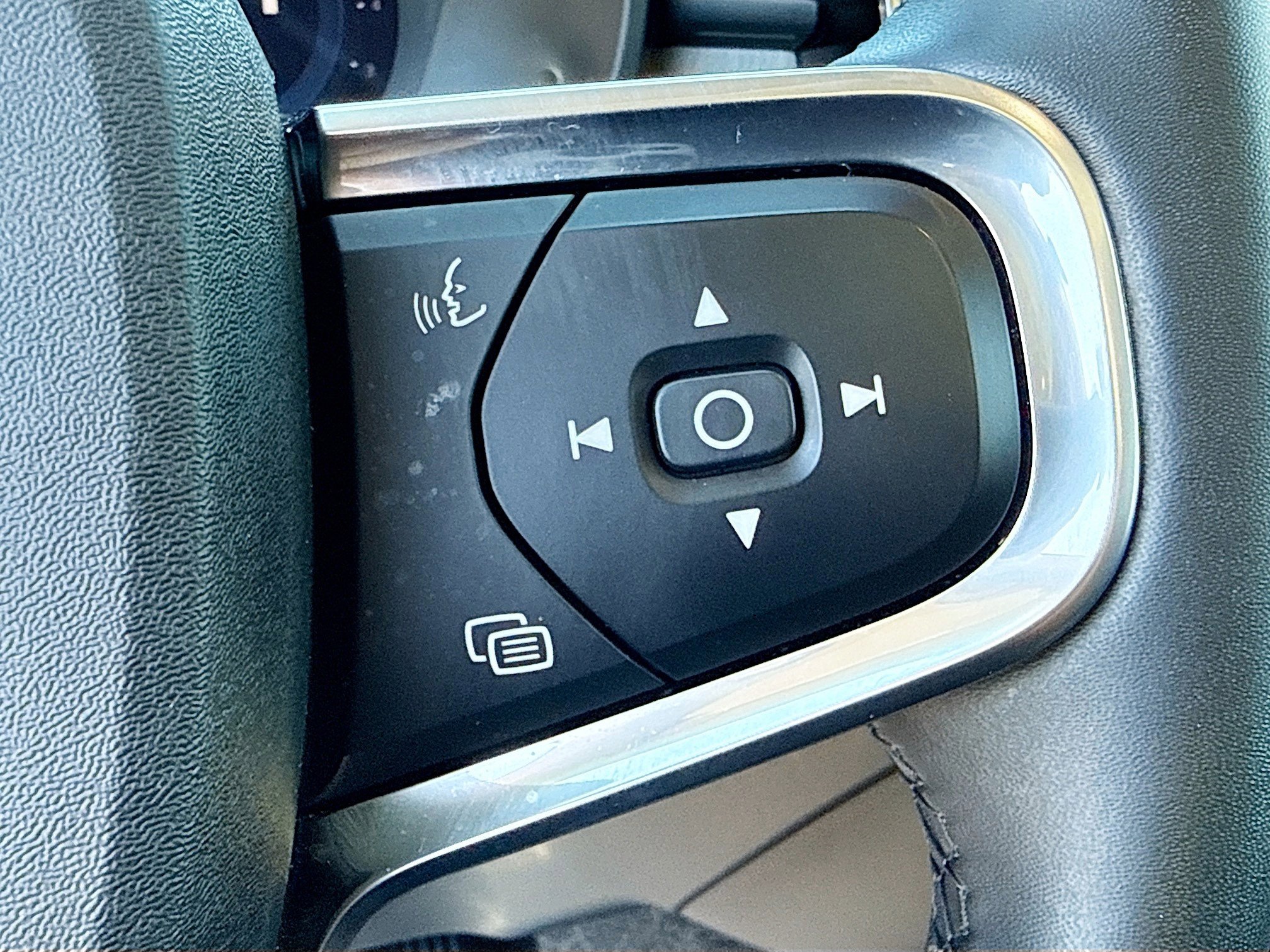 Used 2025 Volvo XC40 B5 Ultra image 39