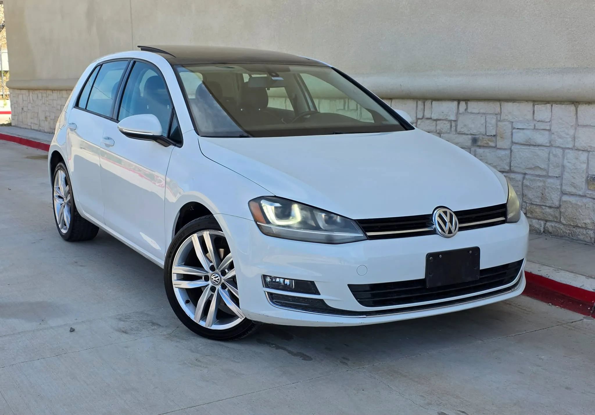Used 2015 Volkswagen Golf S image 1