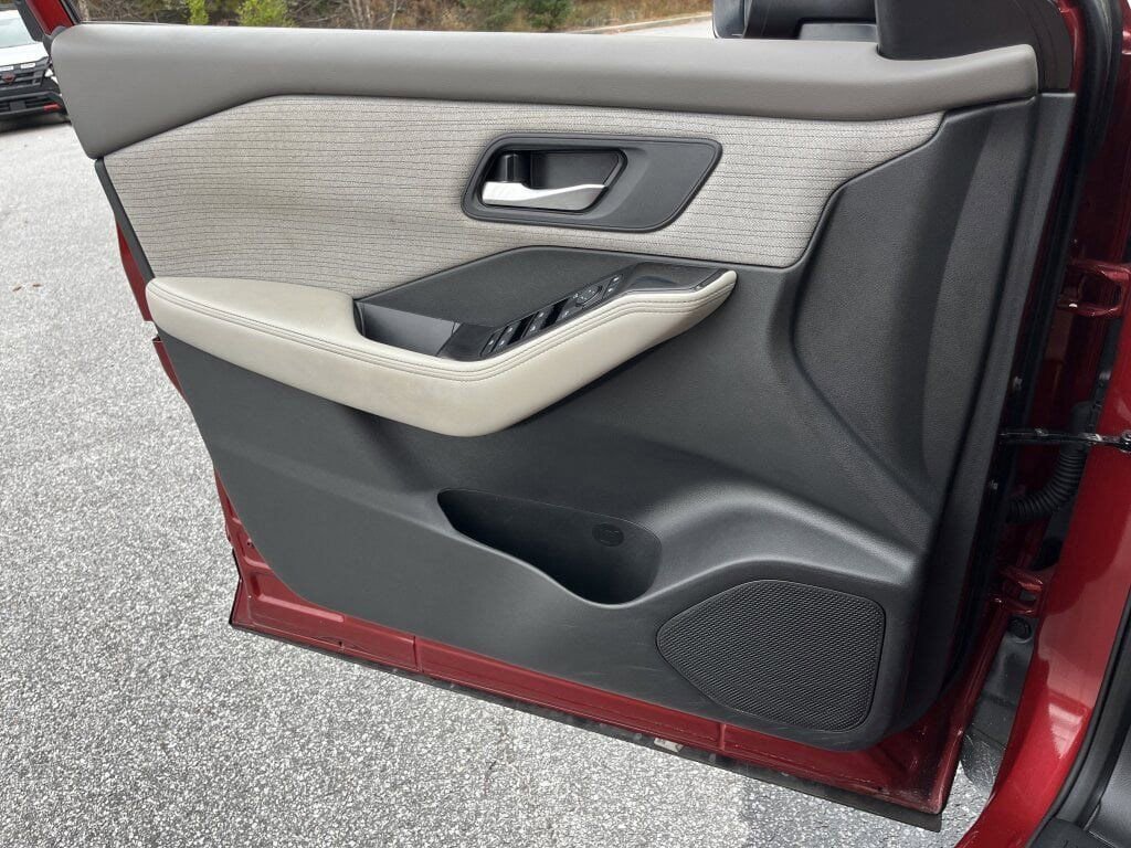 Used 2023 Nissan Rogue SV image 14