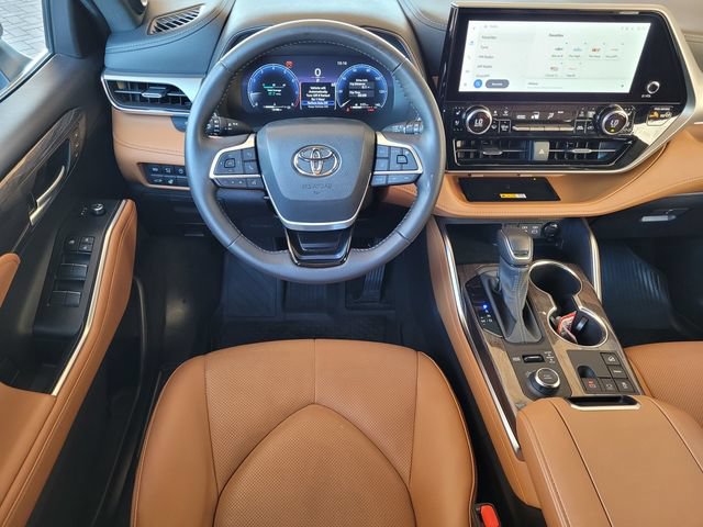 Certified 2024 Toyota Highlander Platinum AWD/4WD image 19