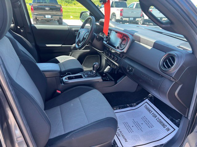 Used 2022 Toyota Tacoma TRD Off-Road w/ Technology Package AWD/4WD image 16