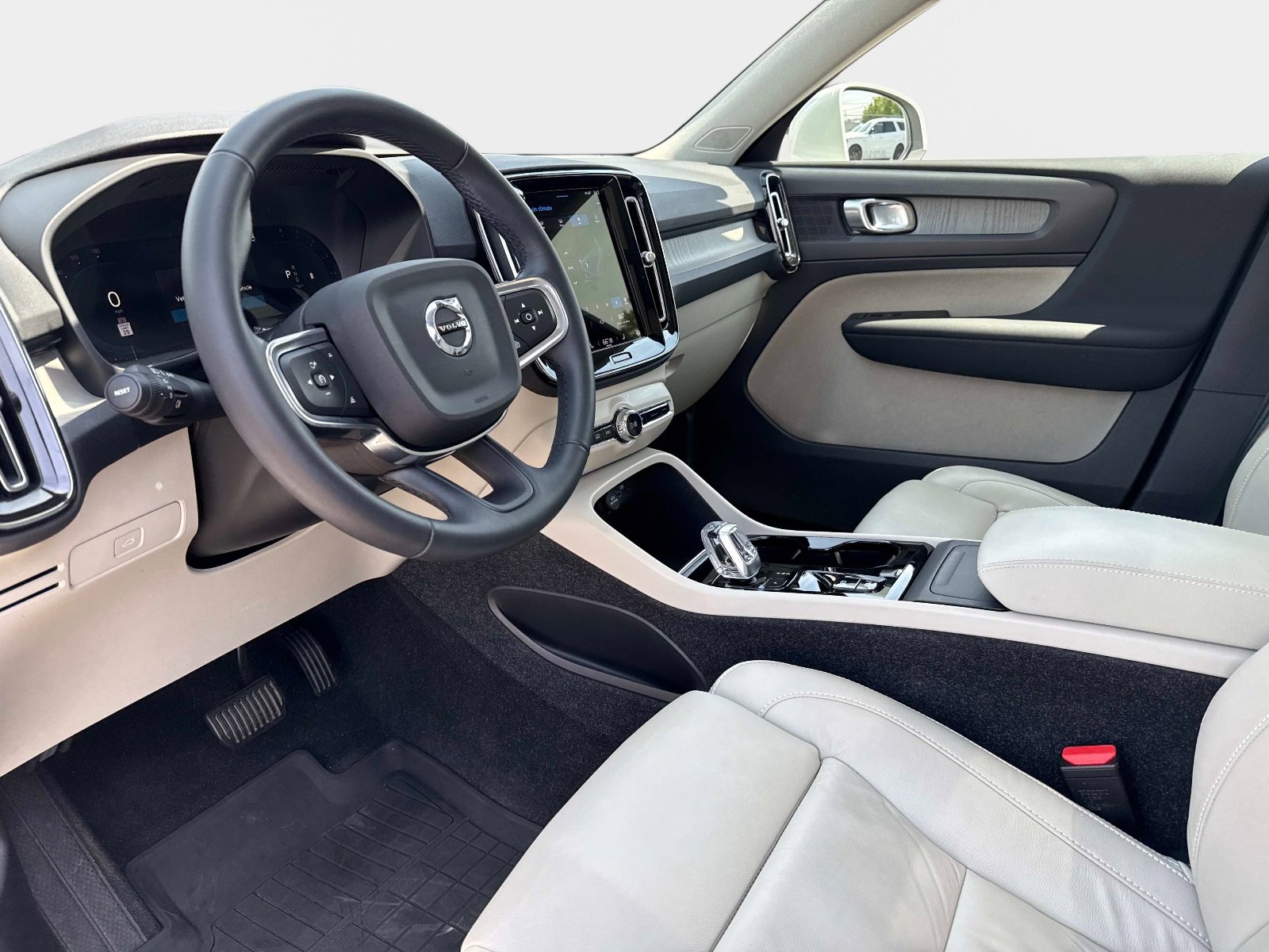Used 2023 Volvo XC40 B4 Plus w/ Protection Package Premier FWD image 34