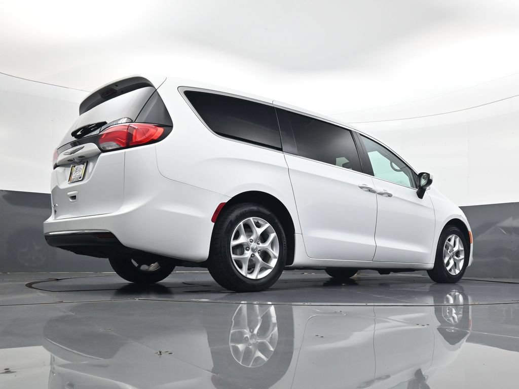 Used 2017 Chrysler Pacifica Touring Plus w/ Tire & Wheel Group FWD image 27