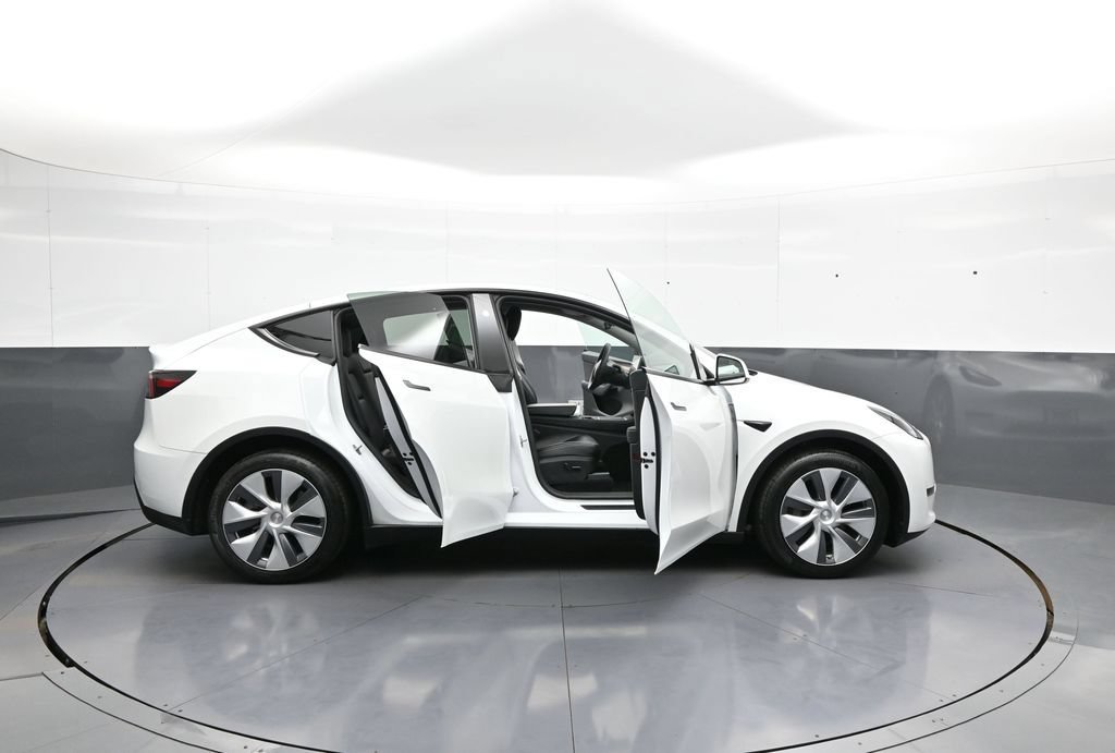Used 2024 Tesla Model Y Long Range AWD/4WD image 42
