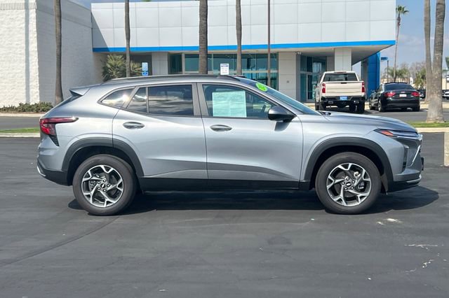 Used 2025 Chevrolet Trax LT w/ LT Convenience Package image 3