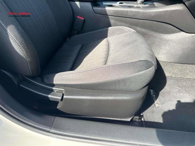 Used 2025 Nissan Altima 2.5 SV FWD image 11