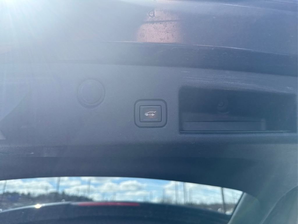 Used 2020 Chevrolet Equinox LT w/ Driver Convenience Package image 24