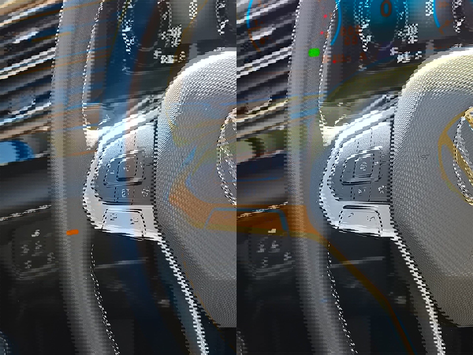 Used 2025 Volkswagen Atlas SE image 21