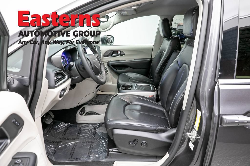 Used 2023 Chrysler Pacifica Touring-L FWD image 15