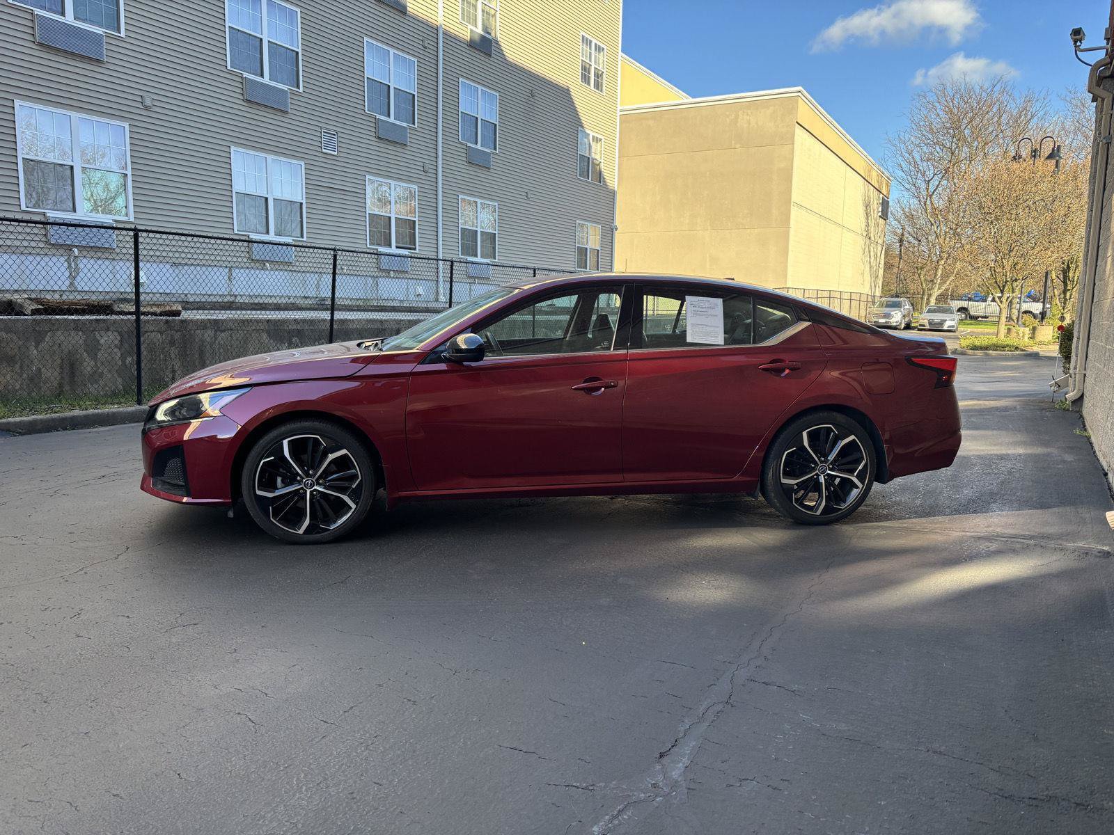 Used 2024 Nissan Altima 2.5 SR w/ SR Premium Package FWD image 3