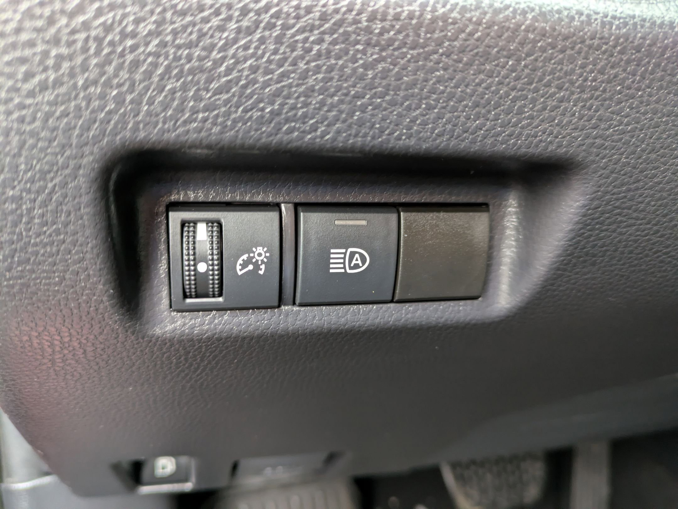 Used 2021 Toyota RAV4 LE AWD/4WD image 14