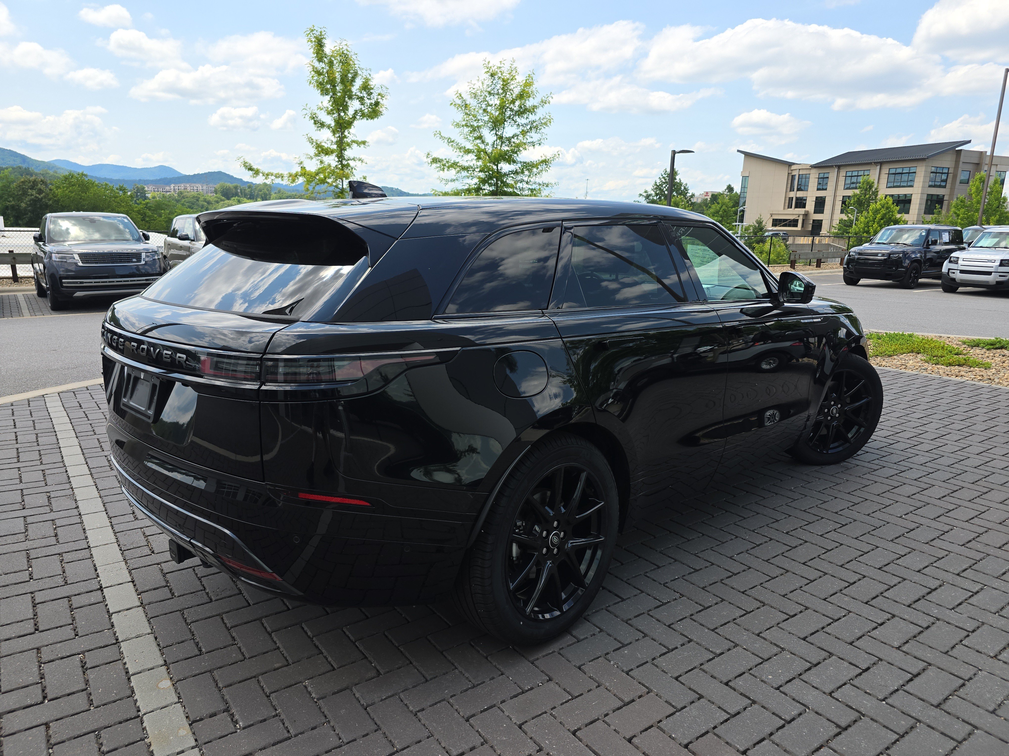 Certified 2026 Land Rover Range Rover Velar Dynamic SE AWD/4WD image 5