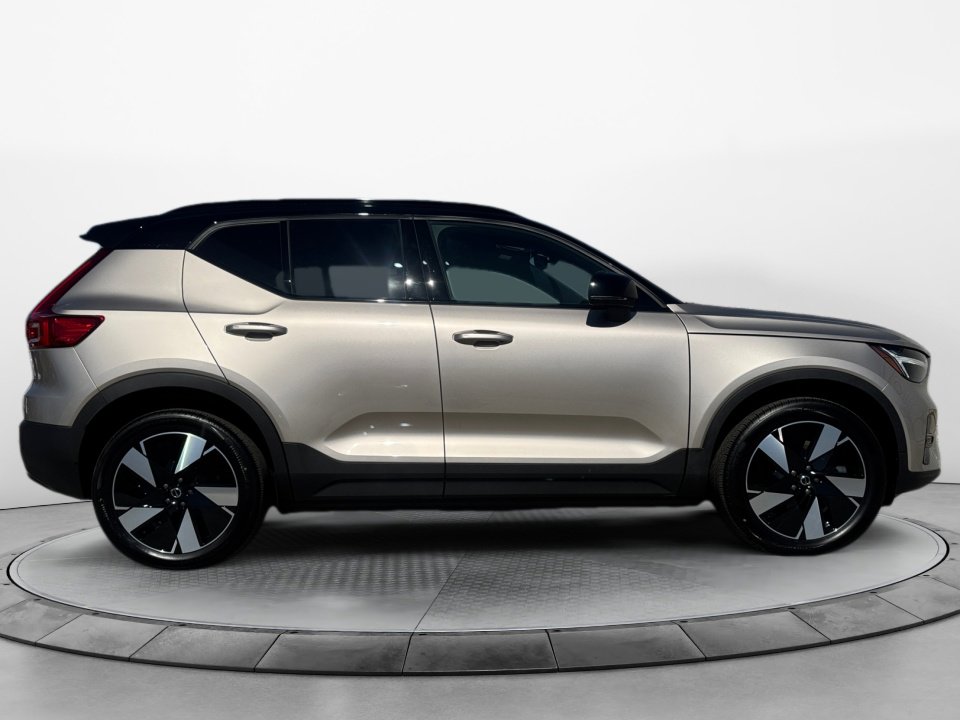 New 2024 Volvo XC40 Recharge Core w/ Protection Package Premier image 8