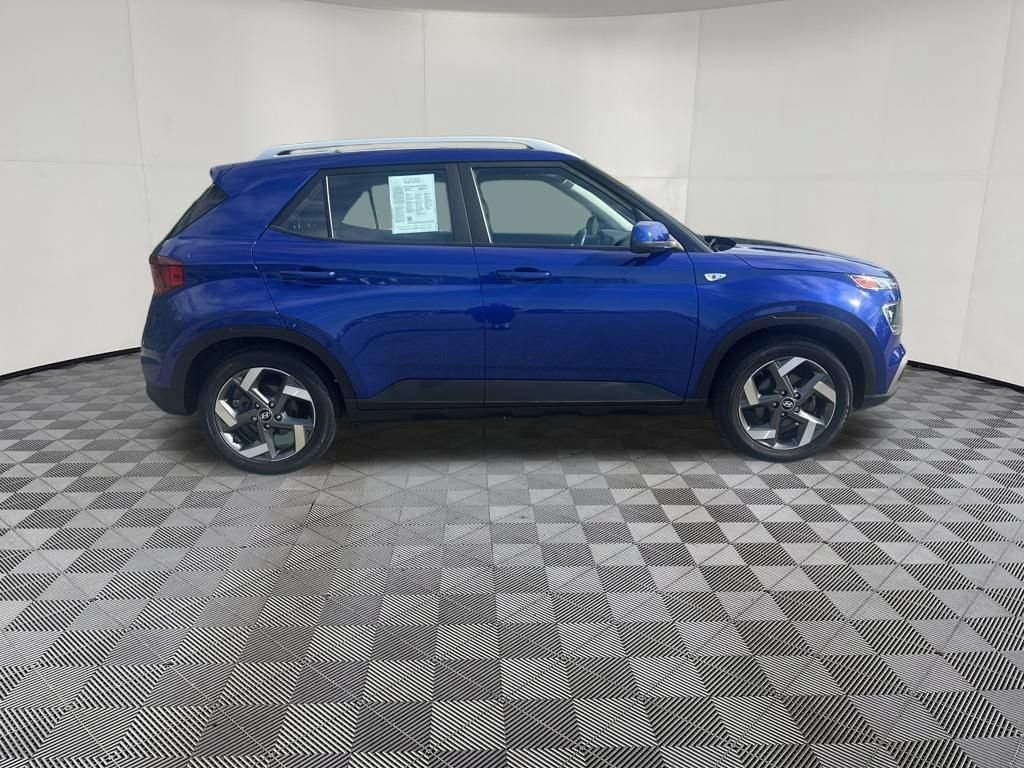 Used 2022 Hyundai Venue Limited FWD image 4