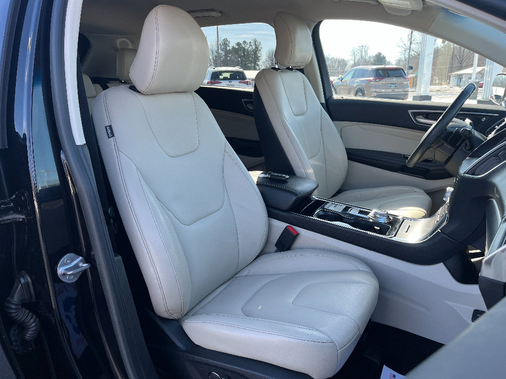 Used 2019 Ford Edge Titanium image 16