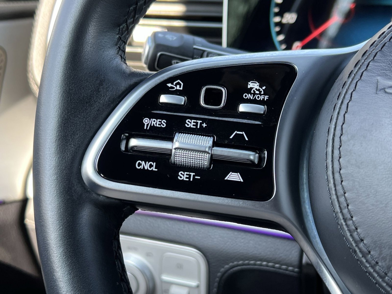 Used 2023 Mercedes-Benz GLS 580 4MATIC image 32