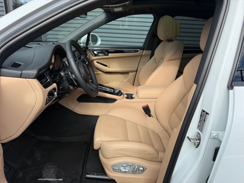 New 2026 Porsche Macan Turbo image 5