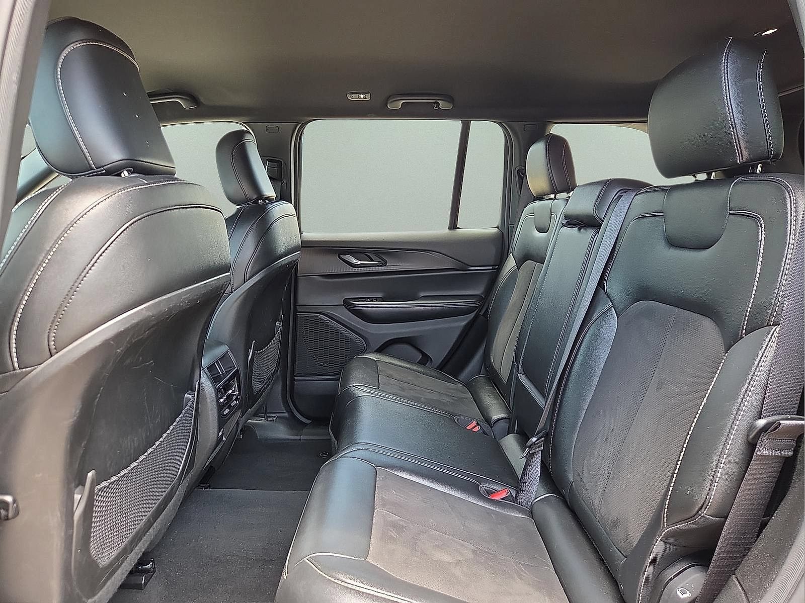 Used 2024 Jeep Grand Cherokee Altitude AWD/4WD image 10