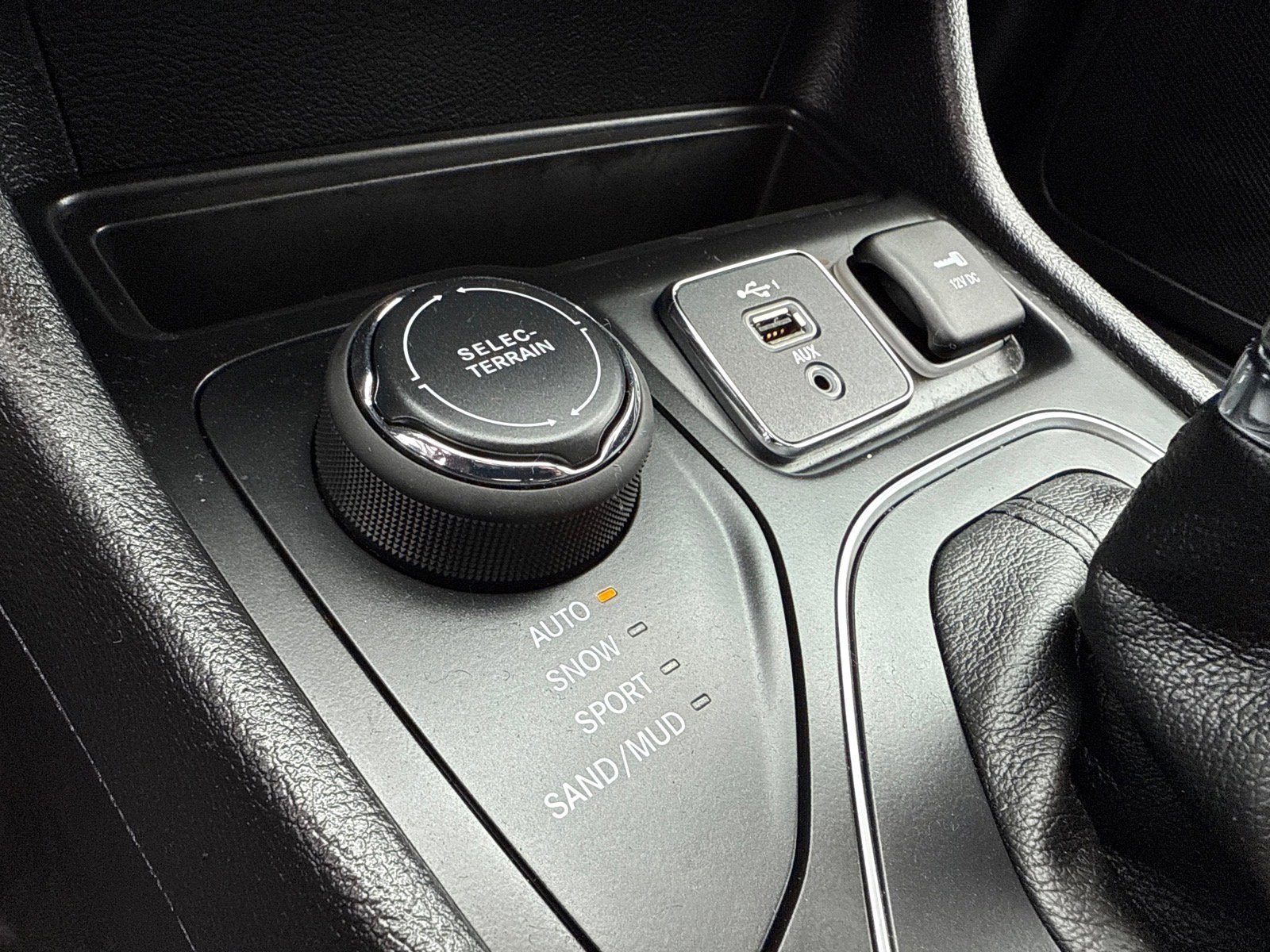 Used 2019 Jeep Cherokee Latitude Plus image 27