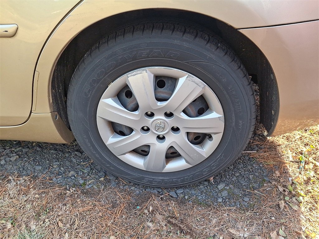 Used 2010 Toyota Camry LE image 5