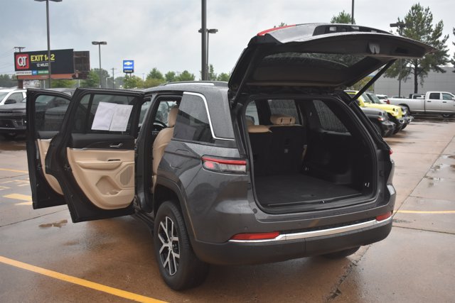 Used 2023 Jeep Grand Cherokee Limited RWD image 16