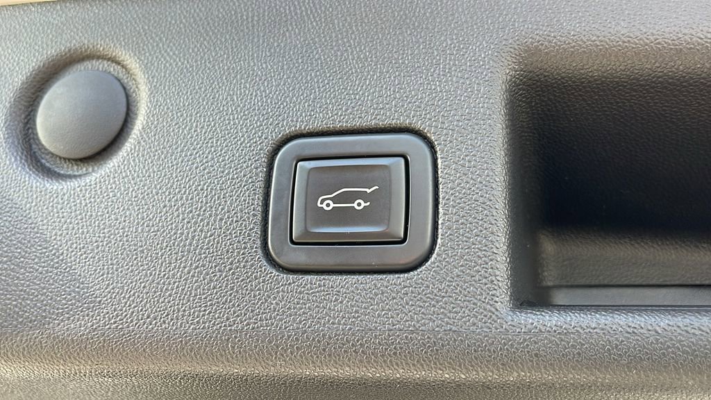 Used 2021 Chevrolet Equinox Premier w/ LPO, Hit The Road Package FWD image 26