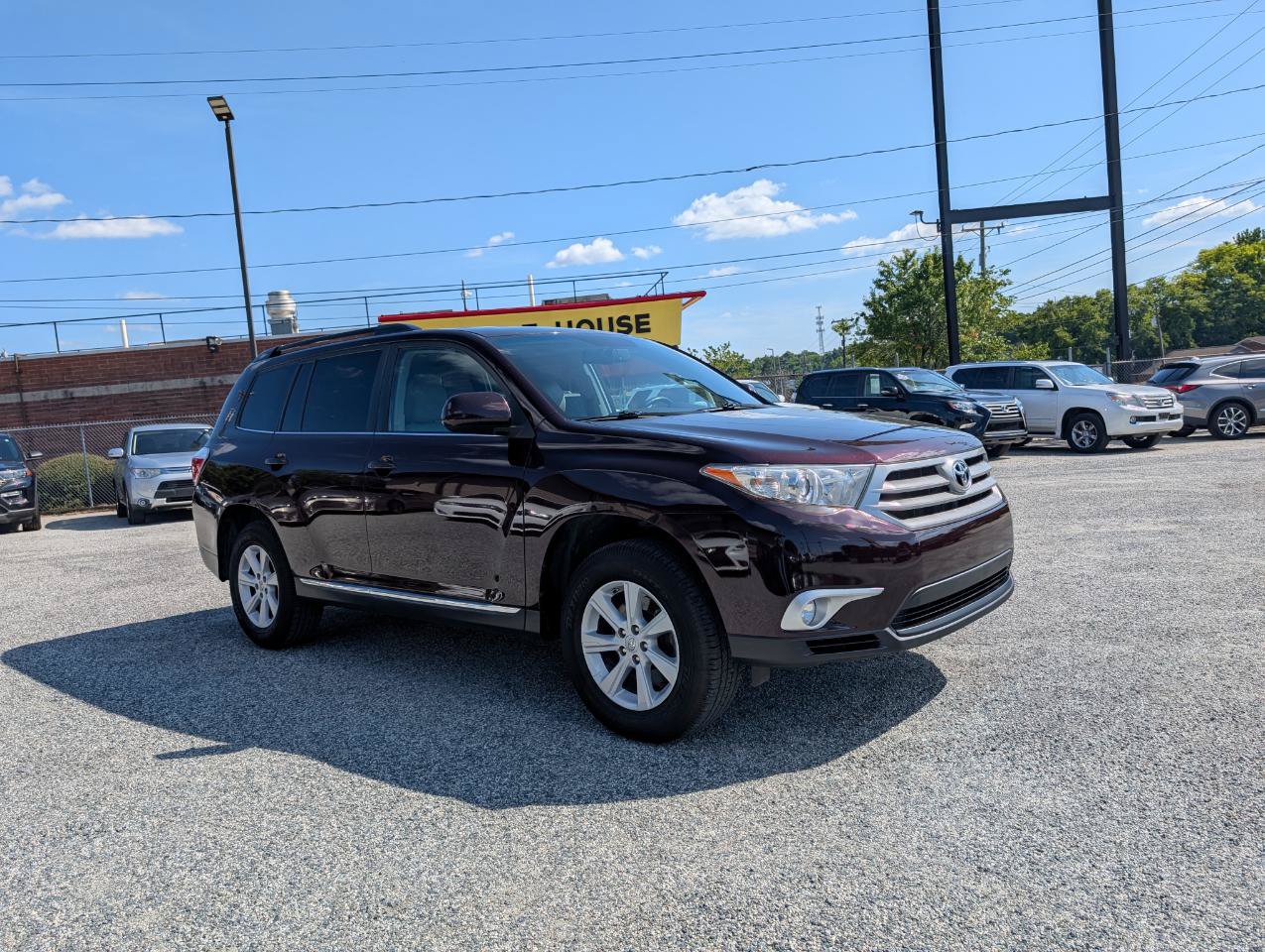 Used 2012 Toyota Highlander SE w/ Tow Pkg FWD image 3