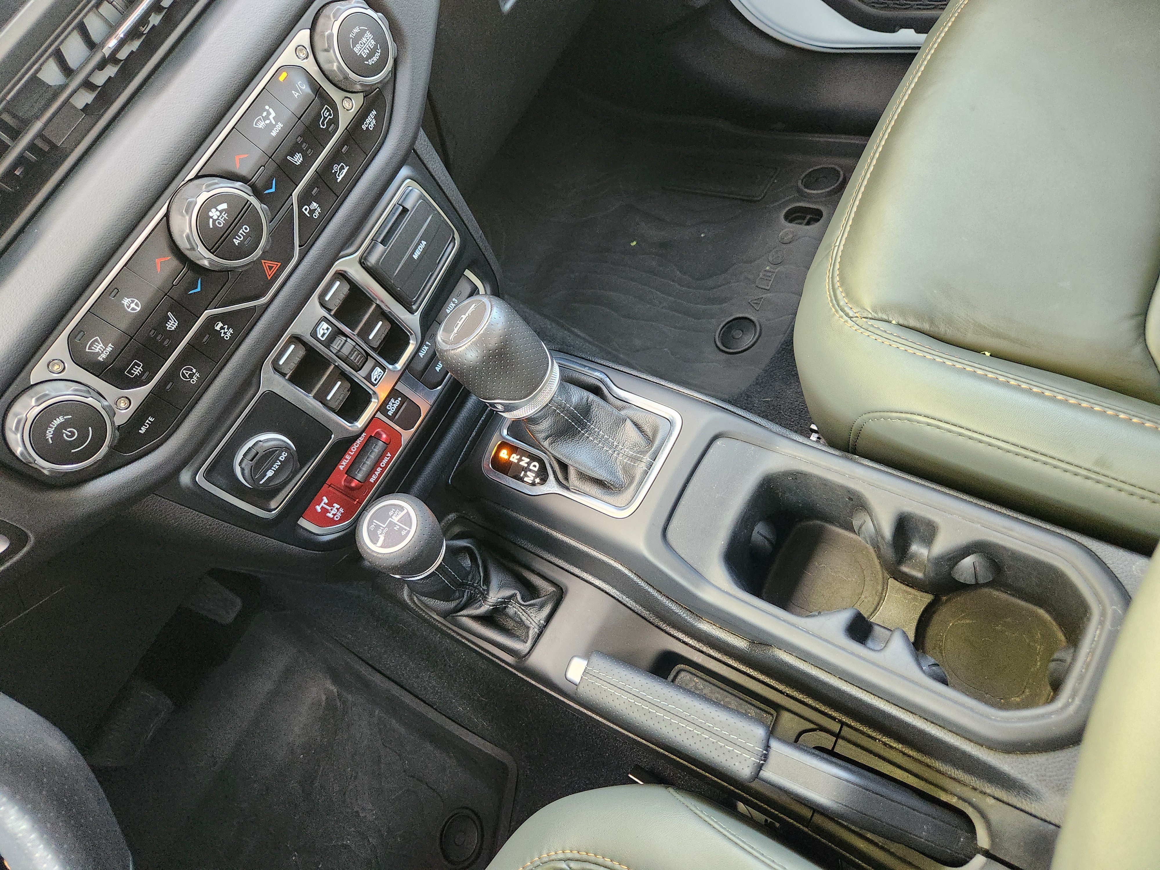 Used 2024 Jeep Gladiator Mojave AWD/4WD image 15