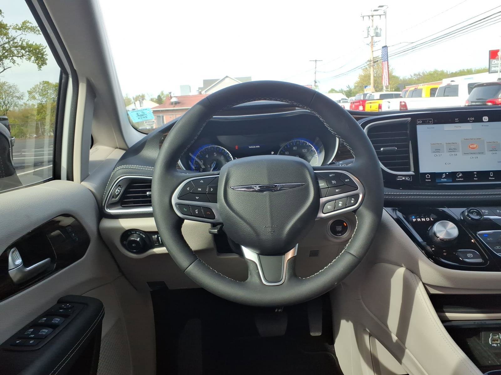 Used 2023 Chrysler Pacifica Limited AWD/4WD image 11