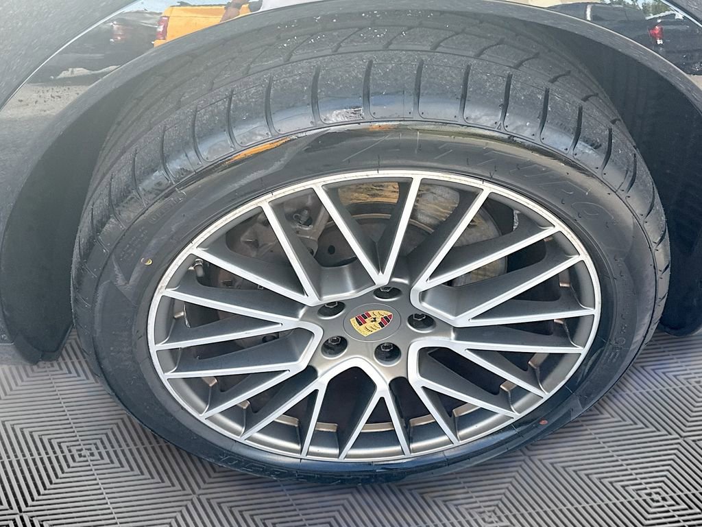 Used 2023 Porsche Cayenne Platinum Edition image 32