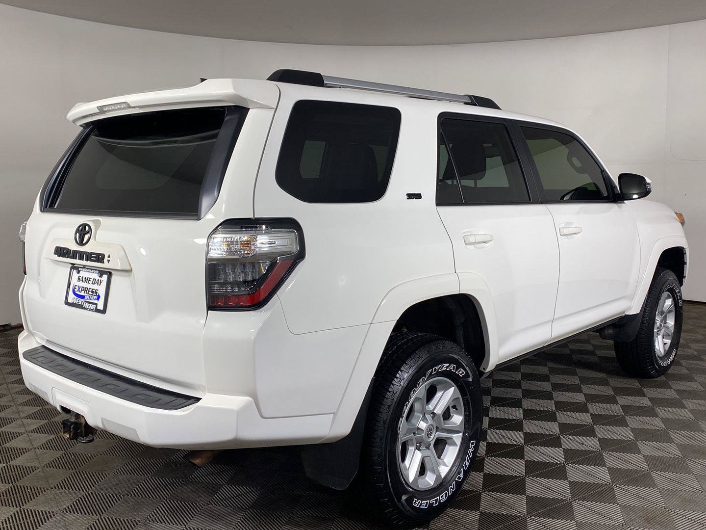 Used 2022 Toyota 4Runner SR5 Premium w/ Moonroof Package AWD/4WD image 26