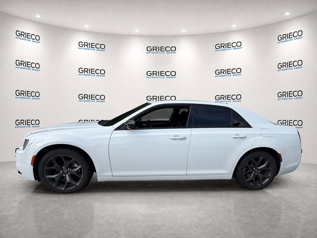 Used 2023 Chrysler 300 Touring w/ Safetytec Plus Group RWD image 4