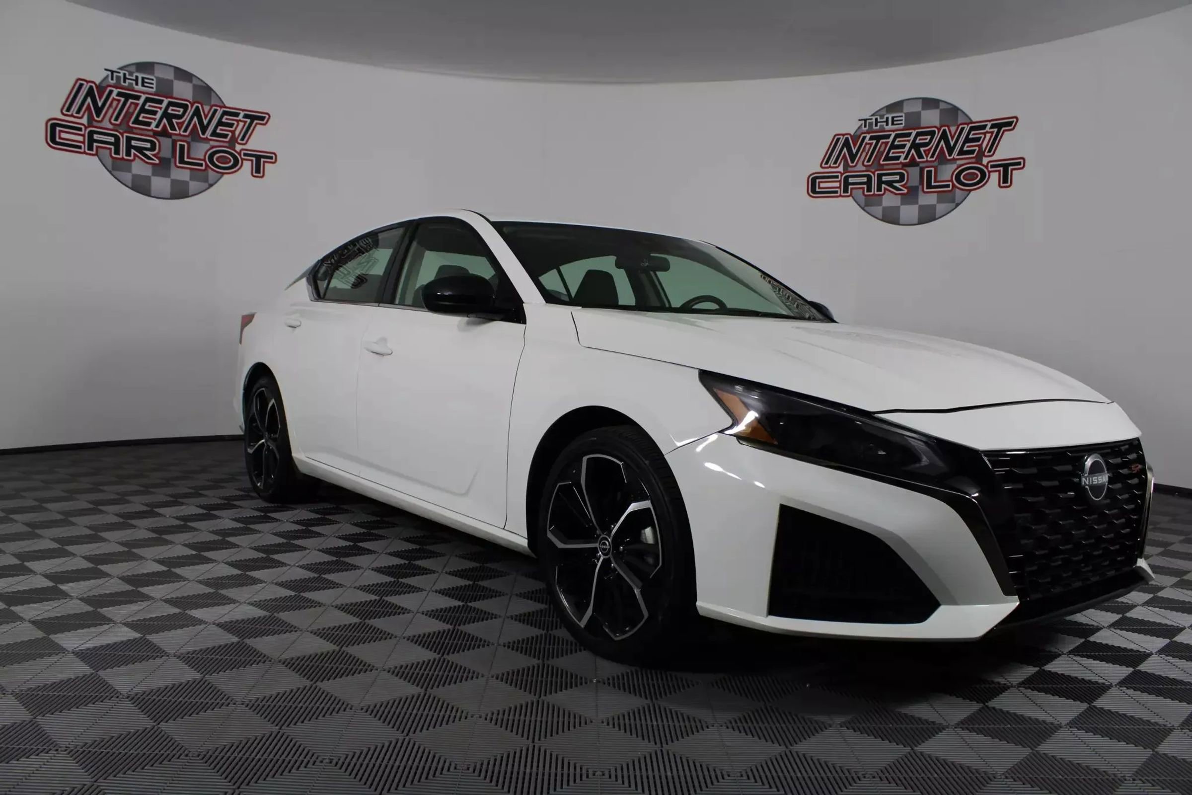 Used 2024 Nissan Altima 2.5 SR FWD image 9