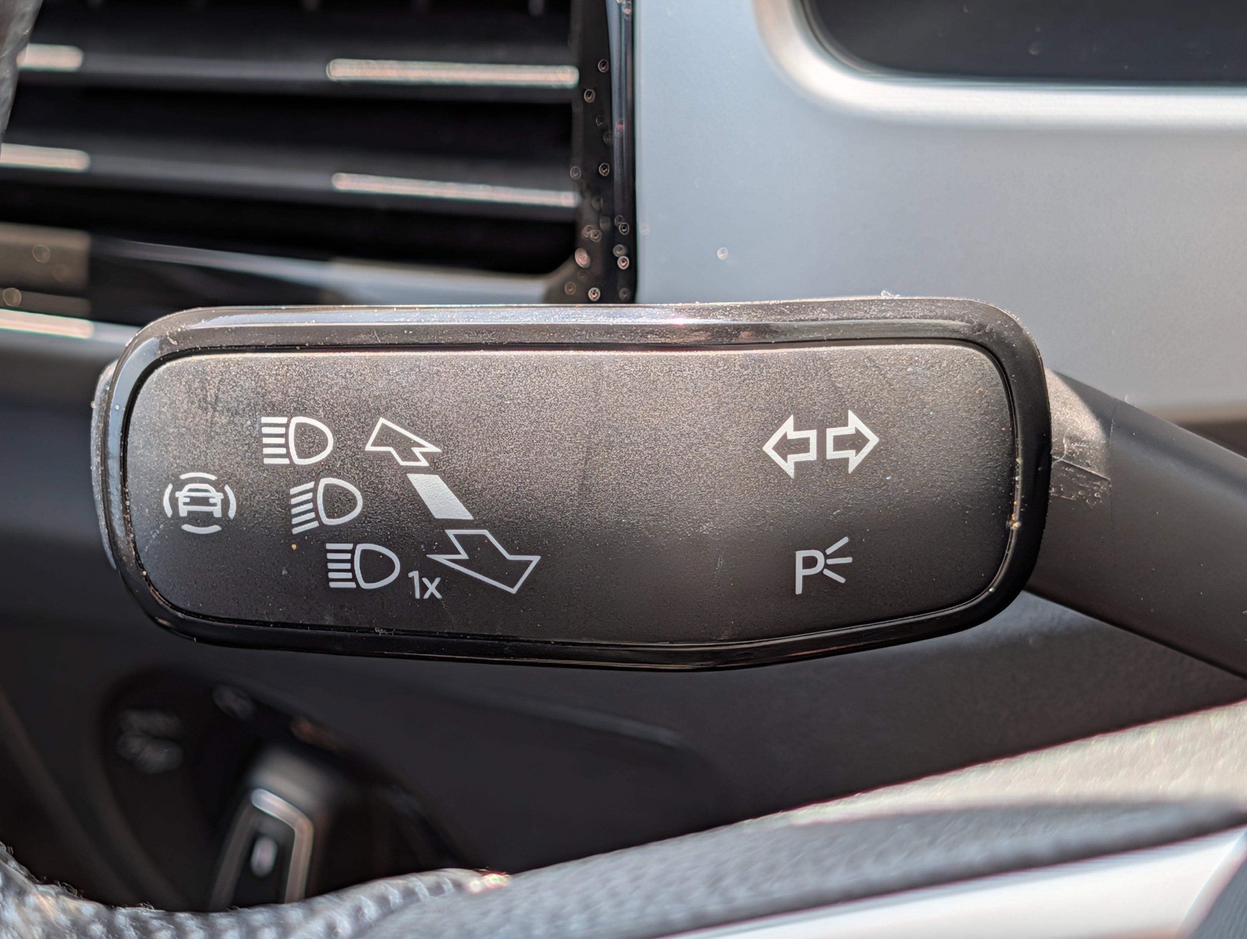 Used 2023 Volkswagen Atlas Cross Sport SEL R-Line AWD/4WD image 31