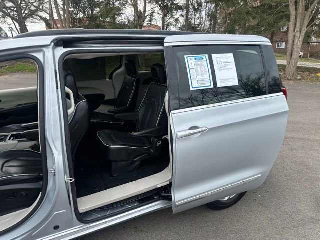 Used 2023 Chrysler Pacifica Limited FWD image 27