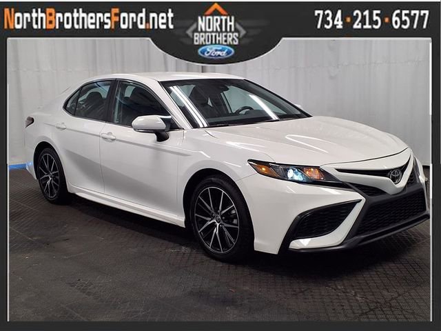 Used 2024 Toyota Camry SE FWD image 1