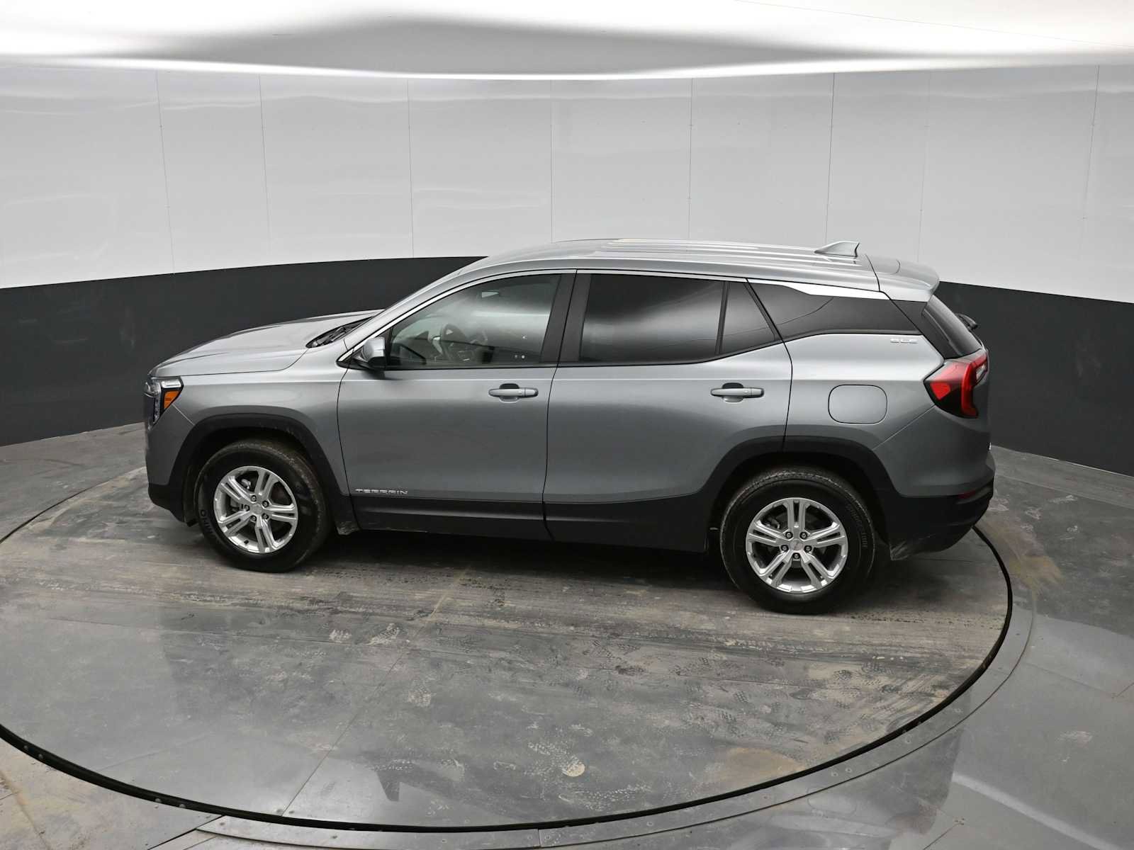 Used 2024 GMC Terrain SLE image 25