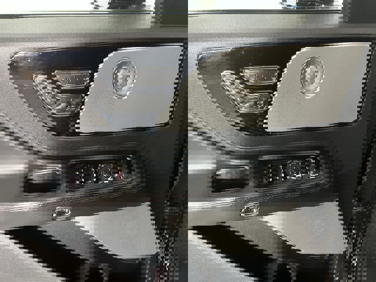 Used 2020 Lincoln Aviator Reserve w/ Equipment Group 202A image 13