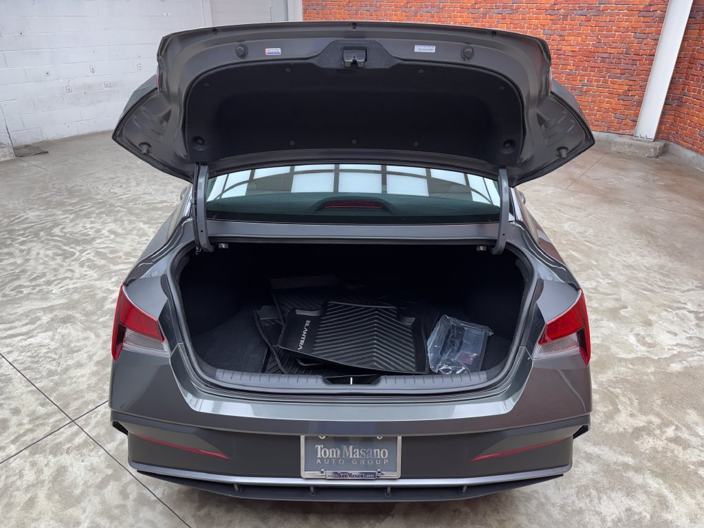 Used 2026 Hyundai Elantra SE FWD image 27