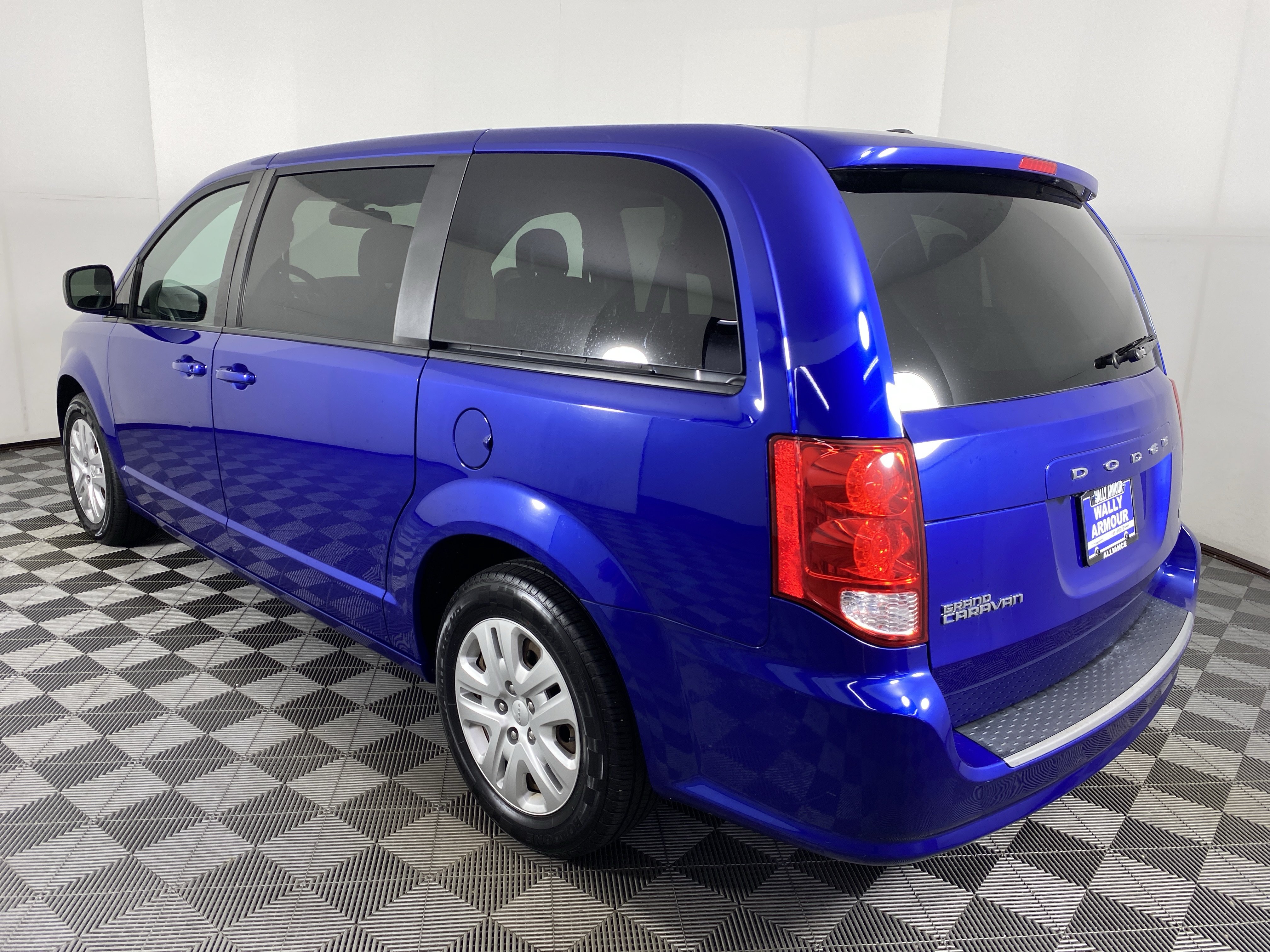 Used 2018 Dodge Grand Caravan SE w/ UConnect Hands-Free Group FWD image 8