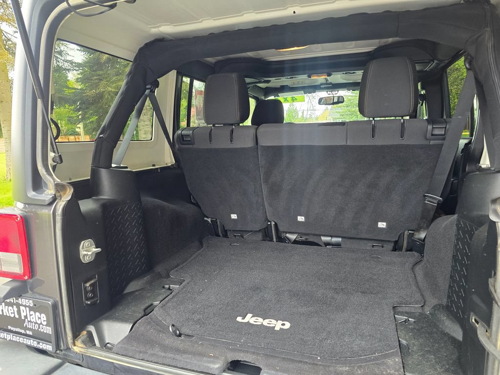 Used 2017 Jeep Wrangler Unlimited Rubicon w/ Connectivity Group AWD/4WD image 18