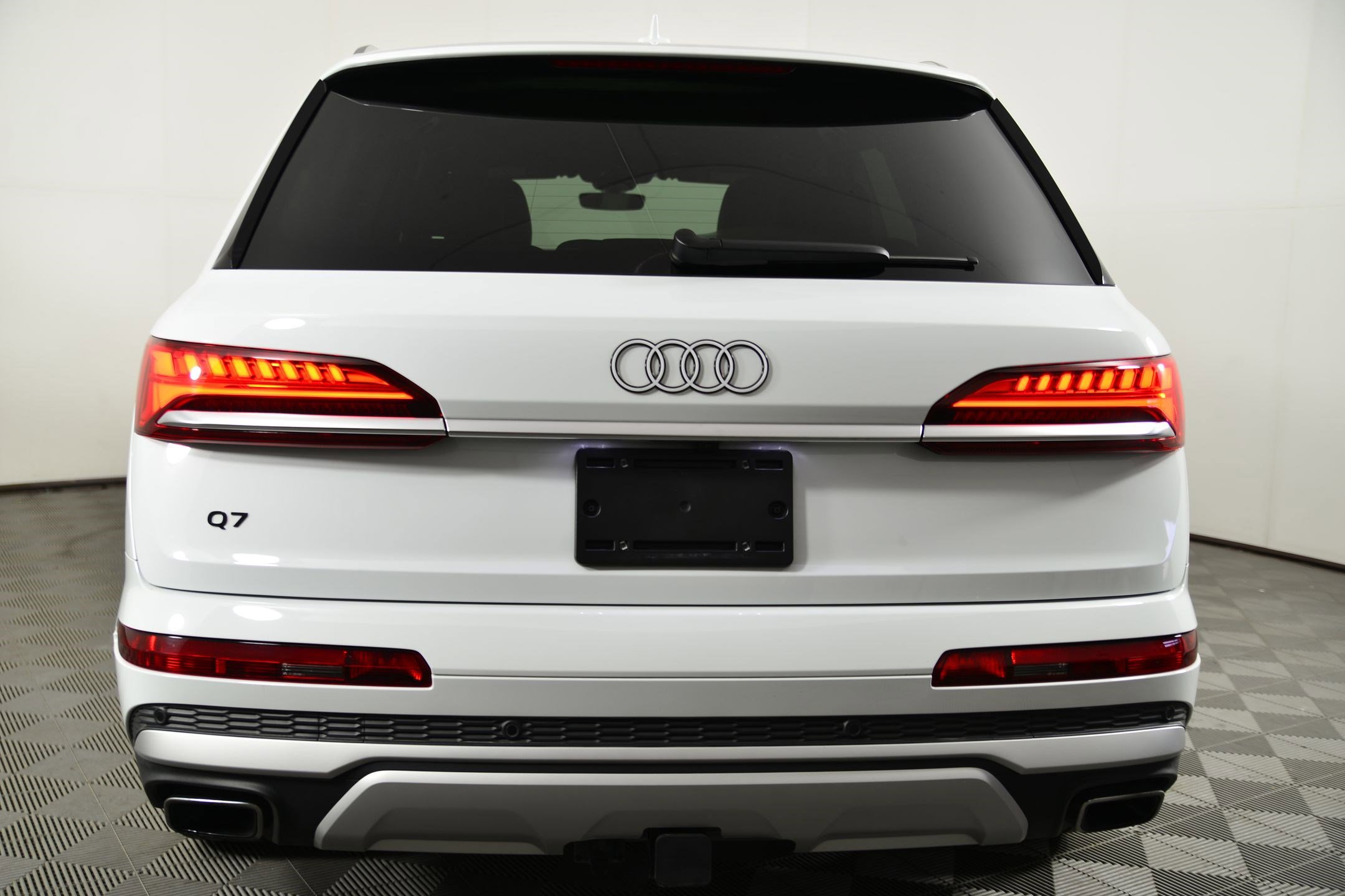 Used 2025 Audi Q7 Premium w/ Convenience Package image 8