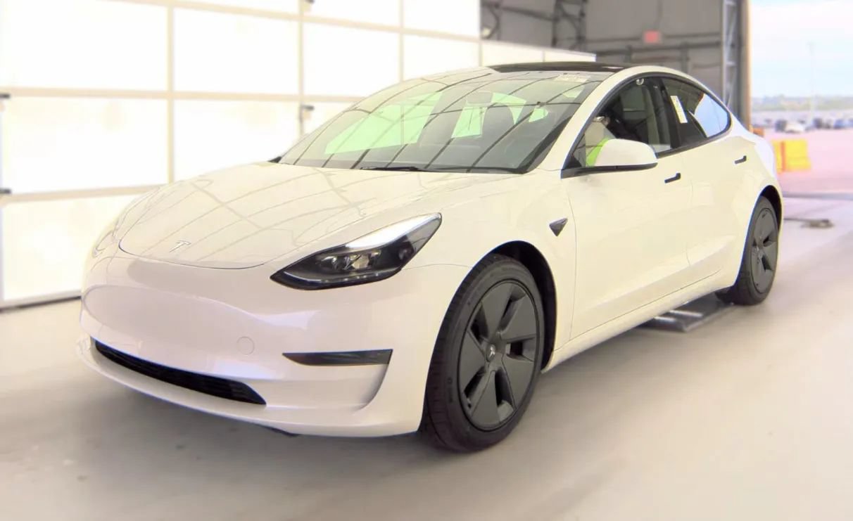 Used 2023 Tesla Model 3 Standard Range RWD image 1
