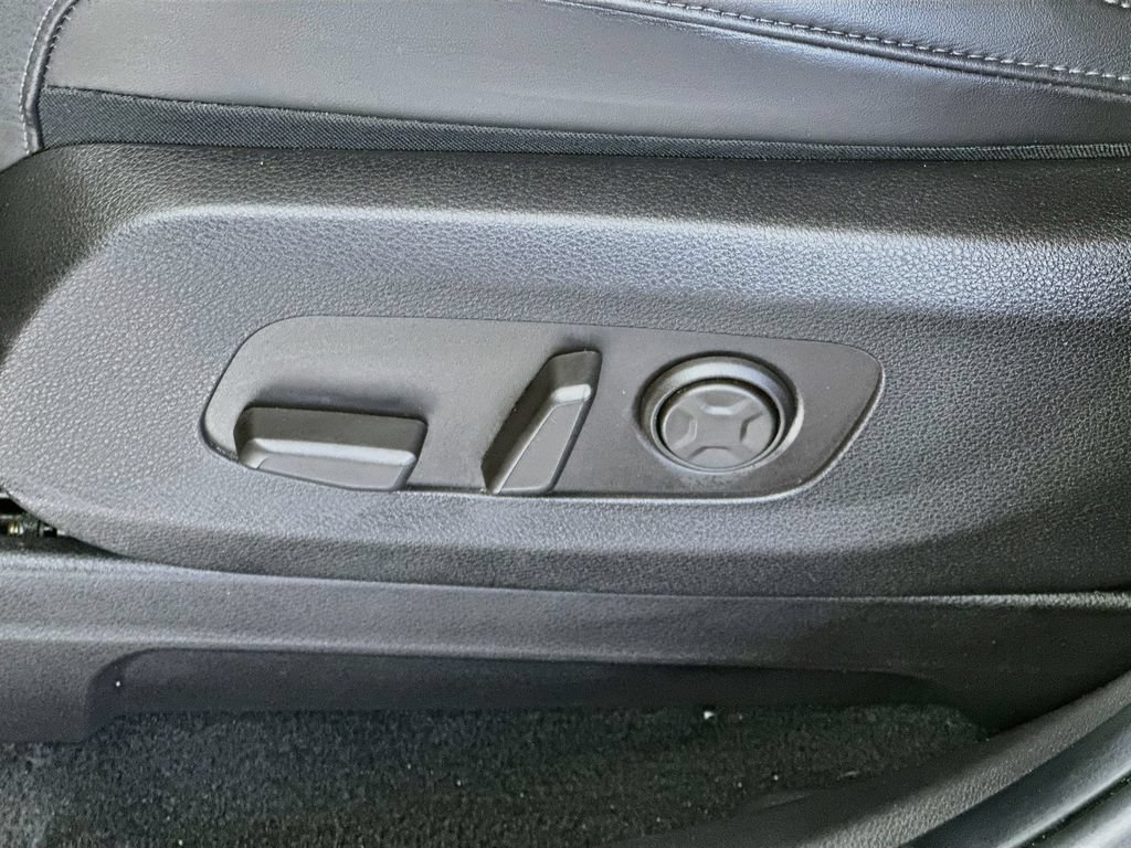 Used 2025 Kia Carnival FWD image 21