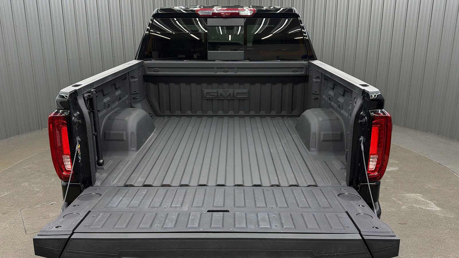 Used 2025 GMC Sierra 1500 AT4 w/ Technology Package image 17