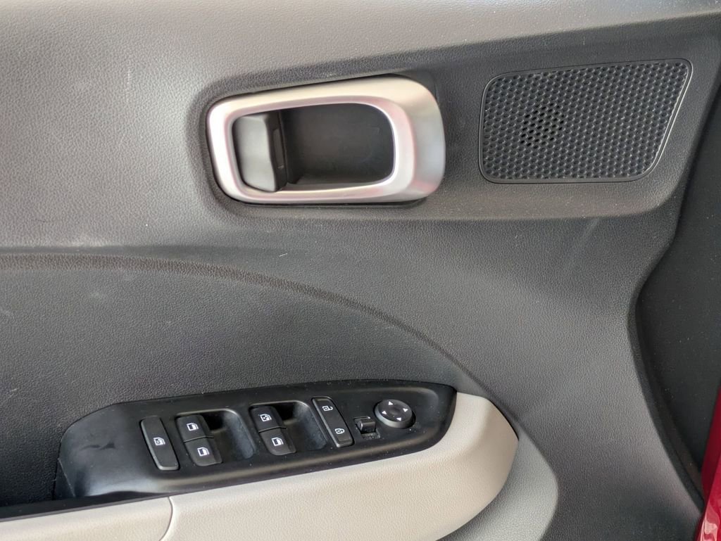Used 2025 Hyundai Venue SEL FWD image 13